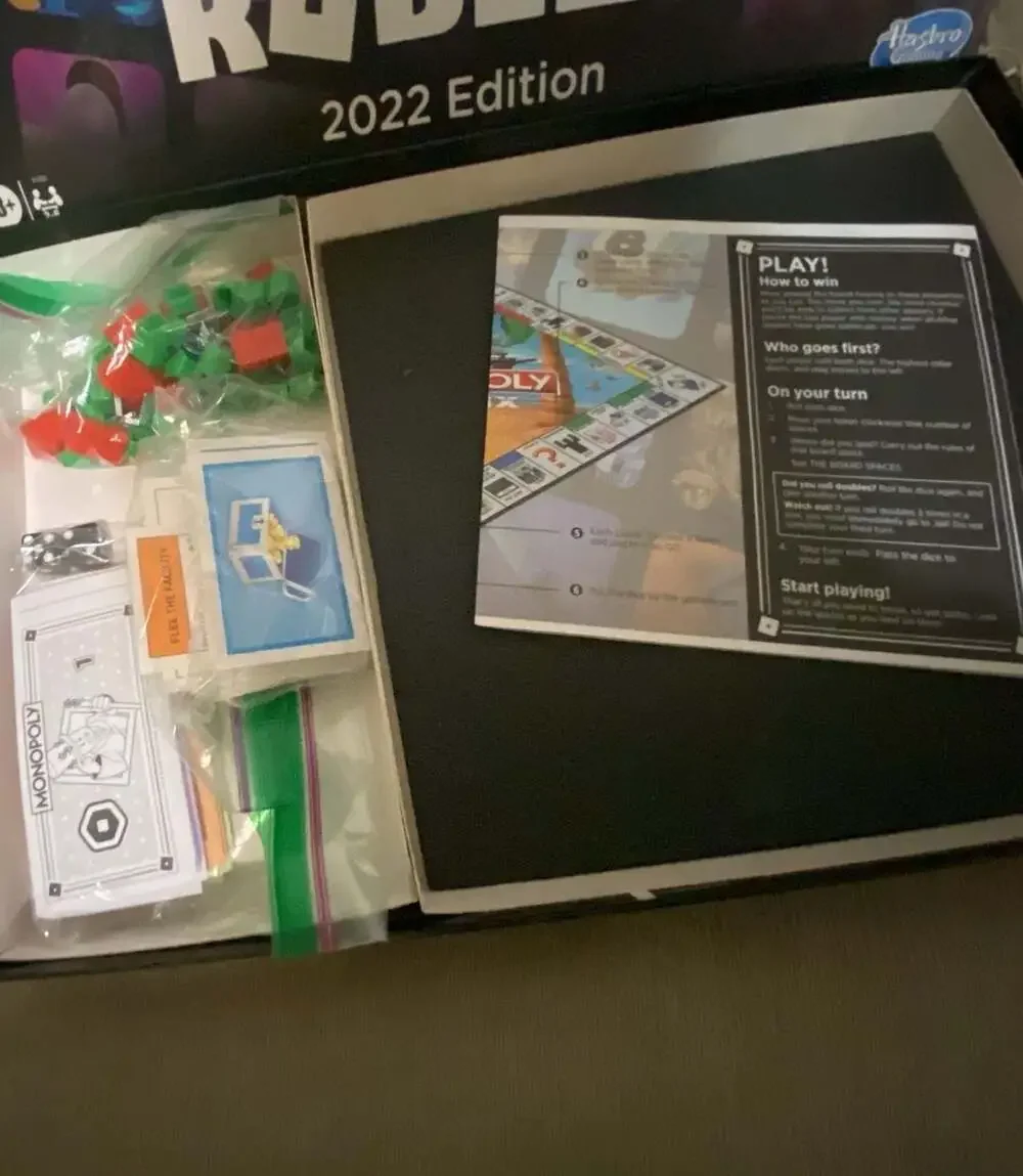 Hasbro Gaming Monopoly Roblox 2022 Edition Board Game